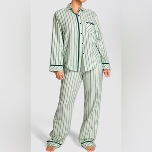 VICTORIA SECRET PINK
FLANNEL LONG PAJAMA SET